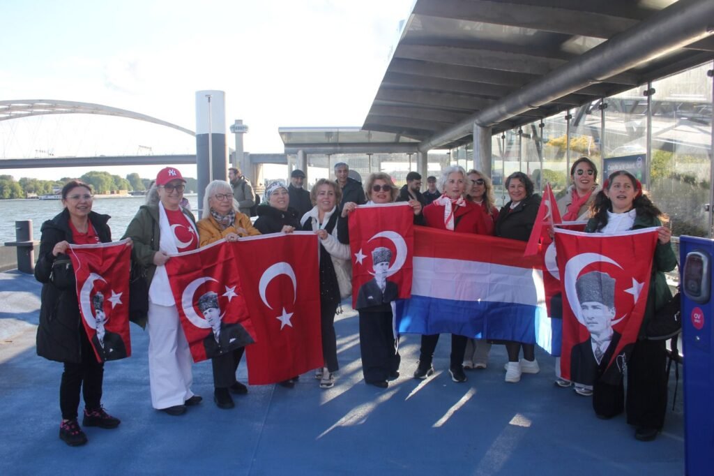 Rotterdam kentinde düzenlenen “Onun Işığında Yürüyoruz” etkinliğine yoğun ilgi