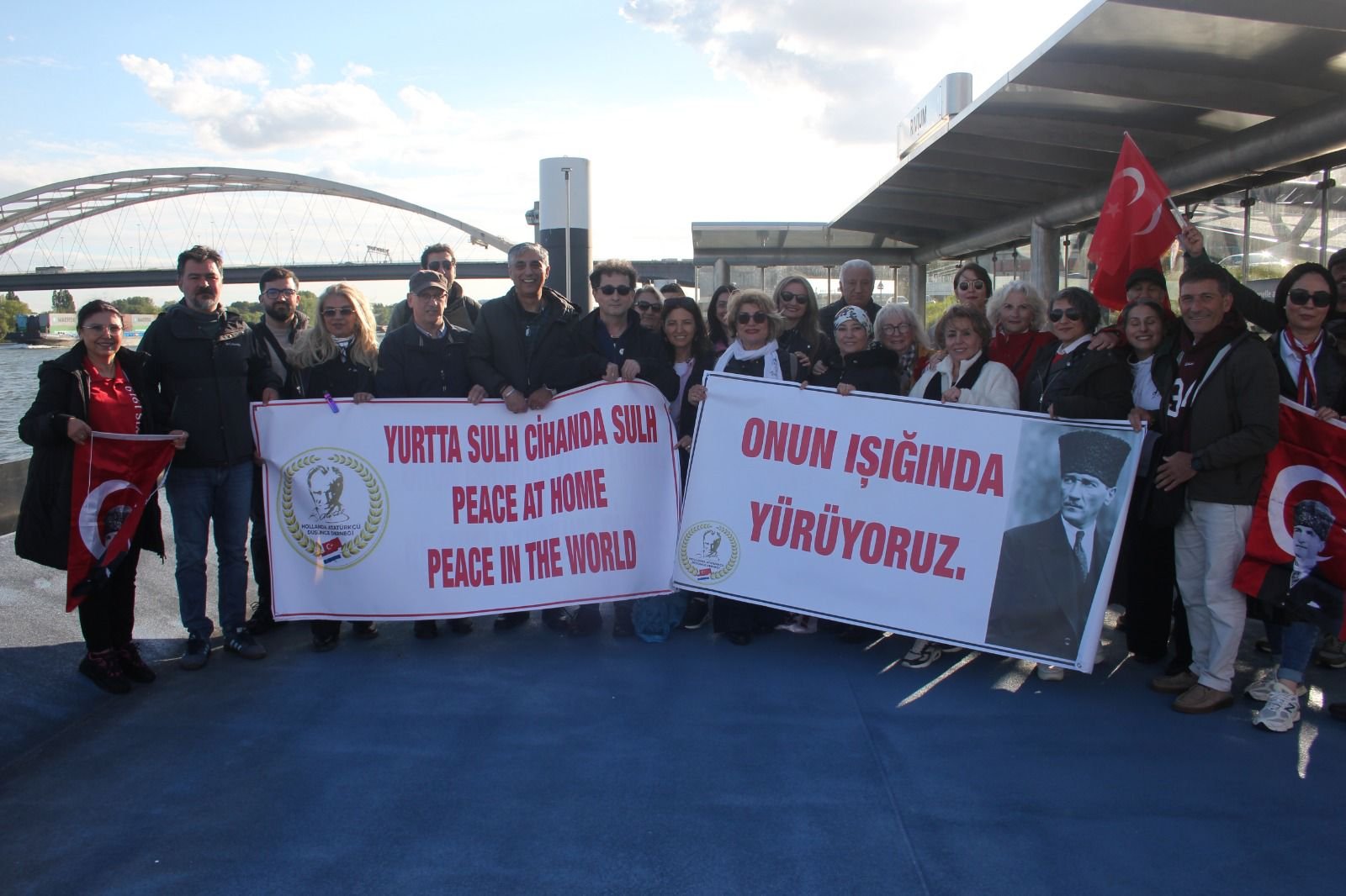 Rotterdam kentinde düzenlenen “Onun Işığında Yürüyoruz” etkinliğine yoğun ilgi 3 Hollanda 03