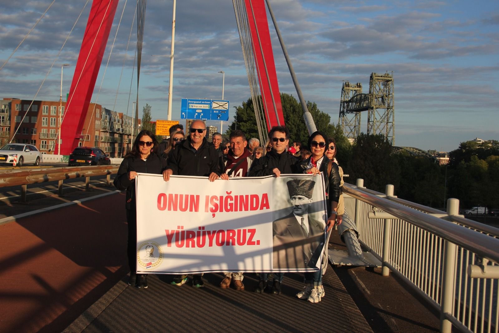 Rotterdam kentinde düzenlenen “Onun Işığında Yürüyoruz” etkinliğine yoğun ilgi 2 Hollanda 05