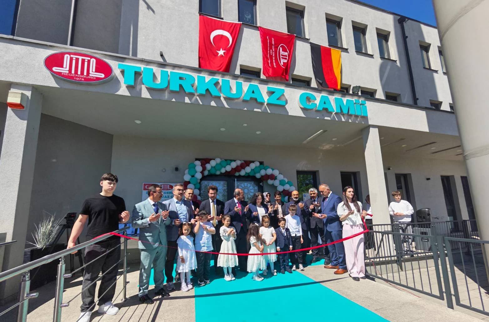 Regensburg DİTİB Turkuaz Camii dualarla ibadete açıldı 3 KurdelaKesimi ve Dua 2a