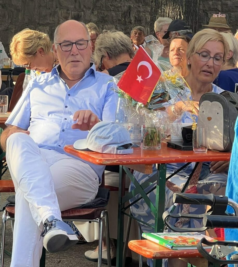 Adana’nın Pozantı ilçesinin kardeş  şehri Margetshöchheim Belediye Başkanı’na Türk Bayraklı veda