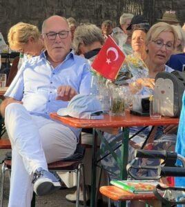 Adana’nın Pozantı ilçesinin kardeş  şehri Margetshöchheim Belediye Başkanı’na Türk Bayraklı veda
