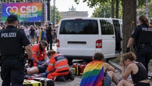Berlin’de “onur yürüşü”nde minibüs kalabalığa daldı: 1 ölü, 16 yaralı