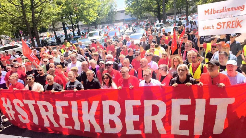 Almanya’da otomotiv işçileri sosyal hakların kısıtlanmasını protesto etti