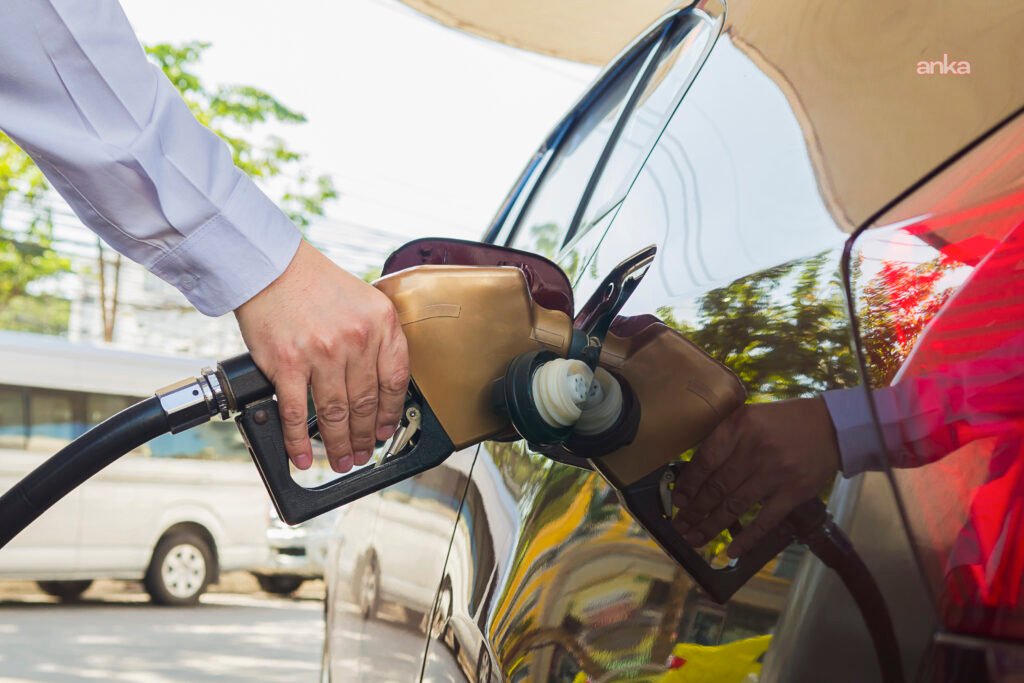 Akaryakıta zamma tatil freni: Cuma günü motorine 3 lira 90 kuruş, benzine 1 lira zam var