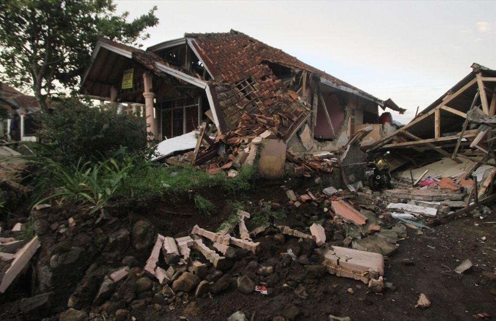 Endonezya’daki 7,7 büyüklüğündeki depremde can kaybı 38’e yükseldi