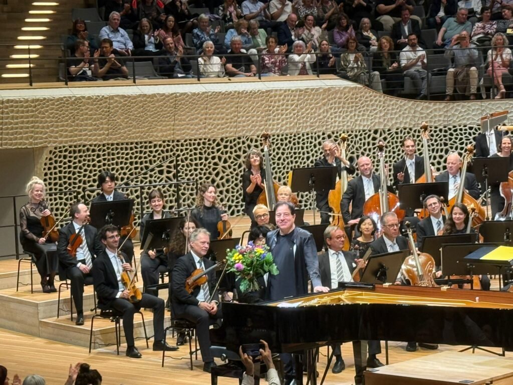 Dünyaca ünlü piyanist ve besteci Fazıl Say, Elbphilharmonie konser salonunda “Anadolu’nun sessizliği” ile büyüledi