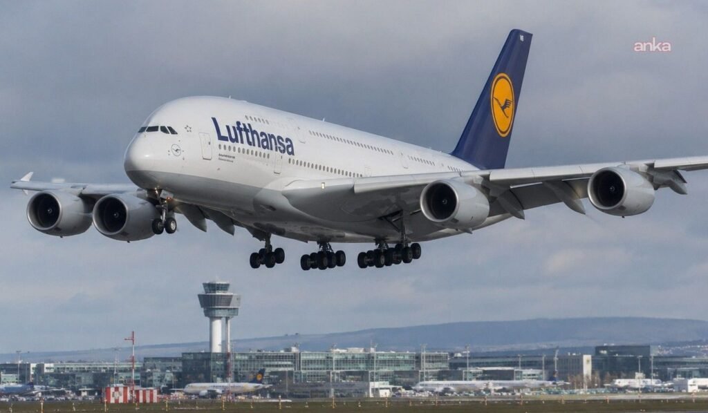 Lufthansa uçağı kabindeki koku nedeniyle Manchester’a acil iniş yaptı