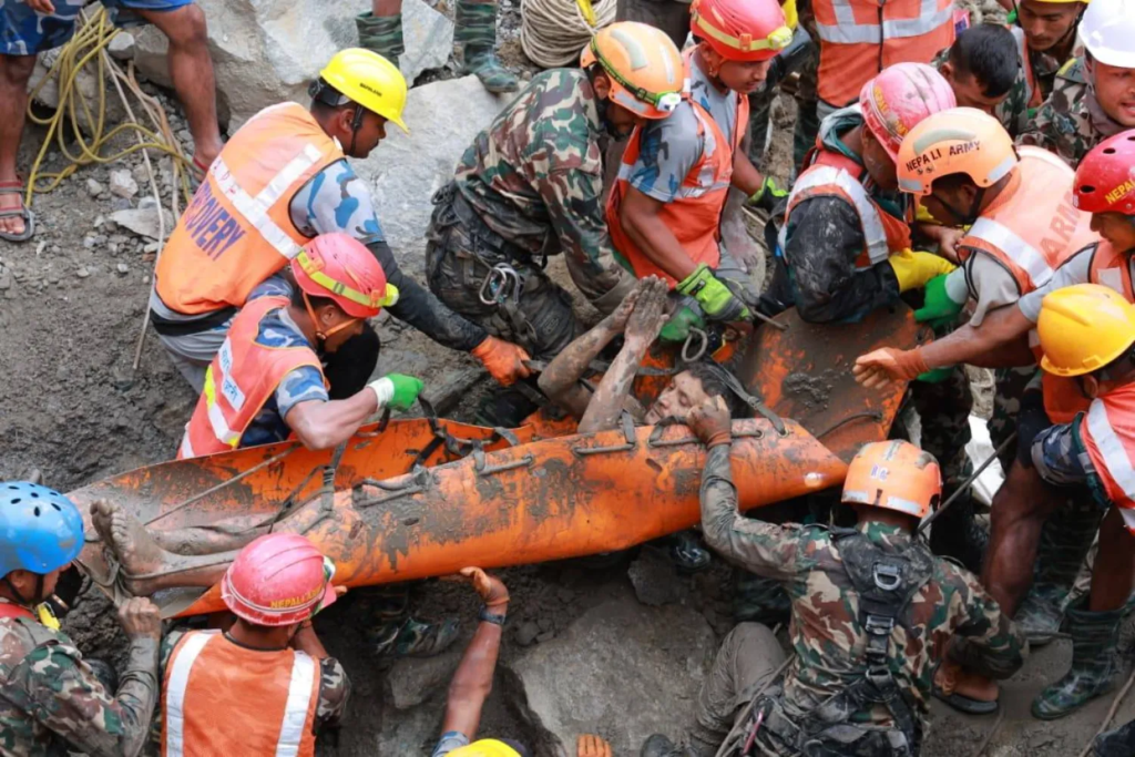 Nepal’de sel felaketinden 9 gün sonra iki işçi tünelden sağ çıkarıldı