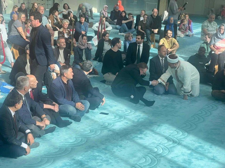 Almanya’da camiler farklı inançlardan ziyaretçilere kapılarını açtı
